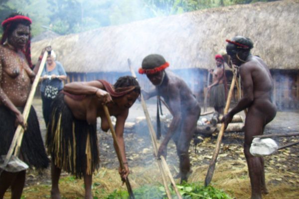 Burning_Stone_Party_Dani_Tribe_Wanema_Papua_Indonesia