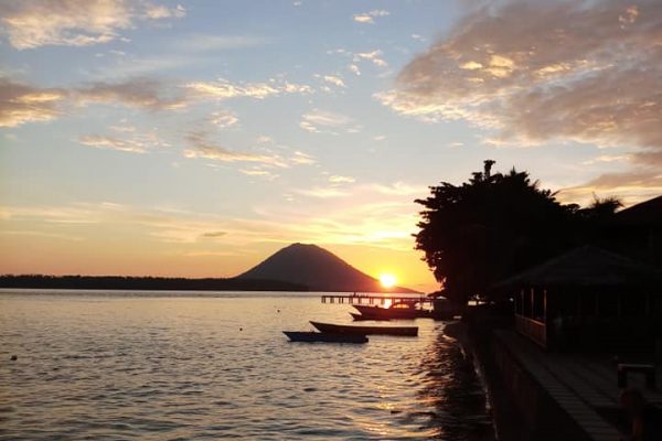 Sunset_Tanta_Moon_Resort_Siladen_Island_Bunaken_Marine_Park_Sulawesi