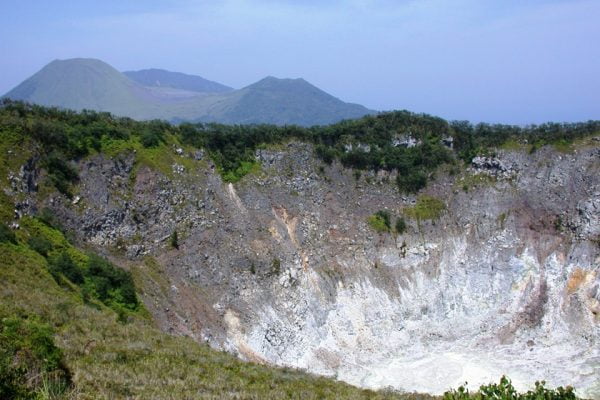 Crater_at_Mahawu_Active_Volcano_Tomohon_Sulawesi