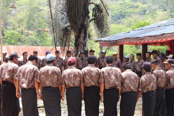 Male_Singers_at_Torajan_Funeral_Ceremony