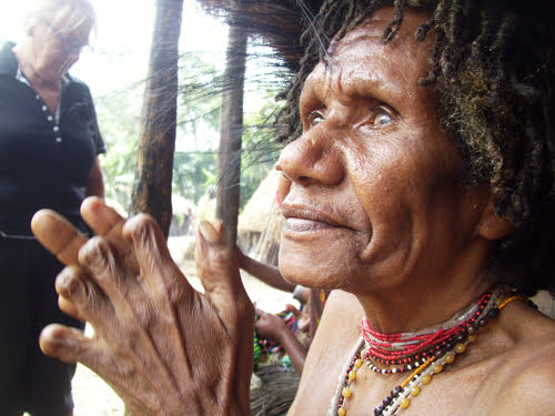 Older_Papuan_Woman_with_Fingers_Sacrified_to_Dead_Loved_Ones