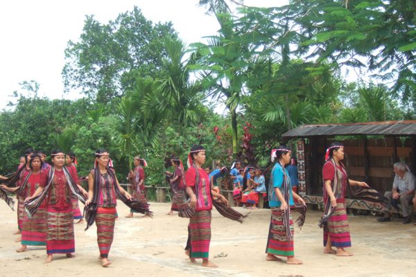 Women_Dancing_Dayak_Banuak_Central_Borneo