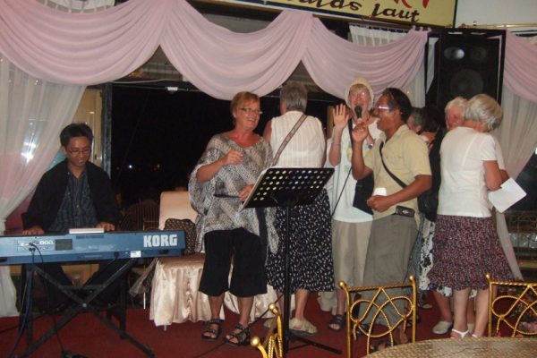 Singing_Aase_Group_Wisata_Bahari_Restaurant_Manado_North_Sulawesi