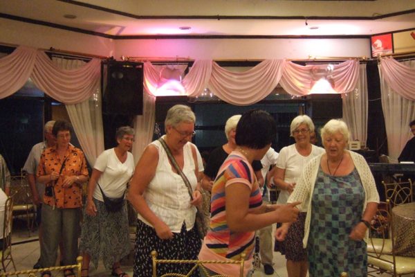 Meiske_Dancing_Poco_Poco_Wisata_Bahari_Restaurant_Manado_North_Sulawesi