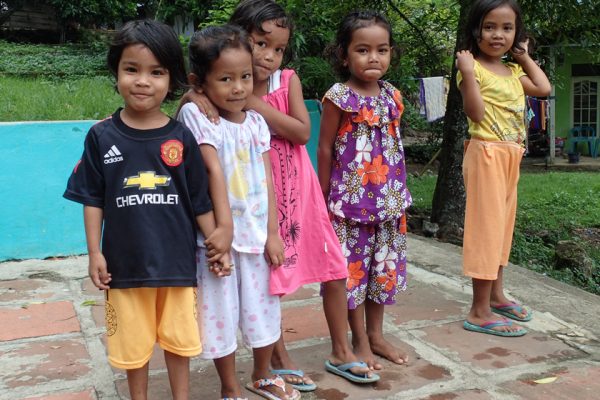 Younggirls_Banda_Islands_Indonesia