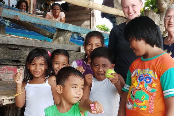 Bunaken_Children_Bunaken_Marine_Park_North_Sulawesi